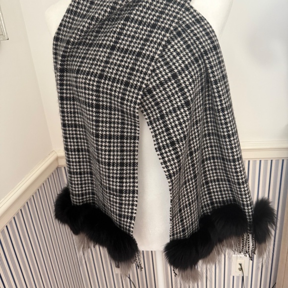 VERY RARE: Authentic Giorgio Armani Cashmere/Wool Scarf with Fur Balls - Picture 5 of 7